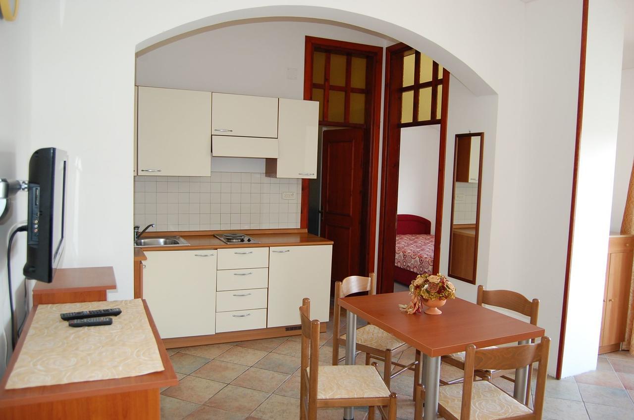 Apartments Myadria Malinska Exterior foto